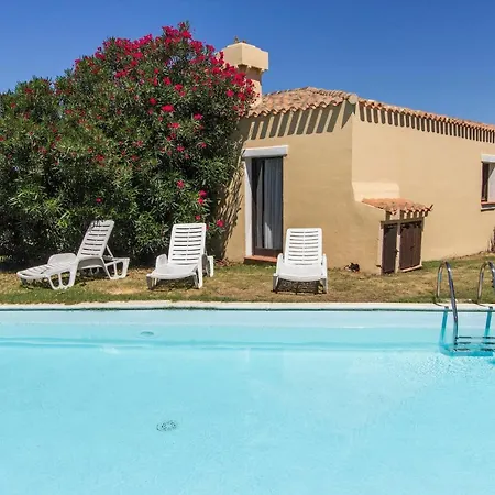 With Air Conditioning And Shared Pool, Just A Few Minutes From La Pelosa