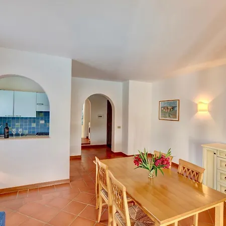 With Air Conditioning And Shared Pool, Just A Few Minutes From La Pelosa Punta de su Torrione