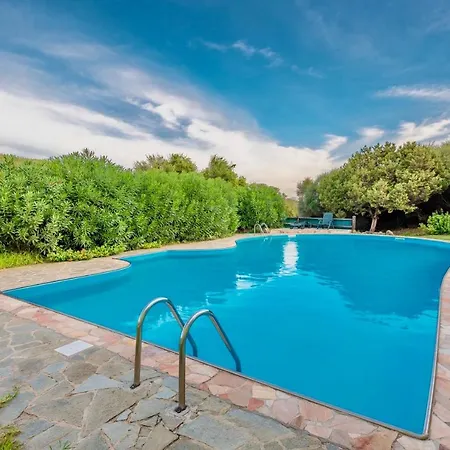 With Air Conditioning And Shared Pool, Just A Few Minutes From La Pelosa Aparthotel *