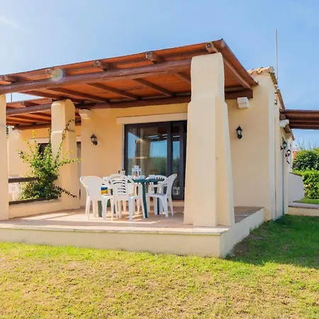 With Air Conditioning And Shared Pool, Just A Few Minutes From La Pelosa