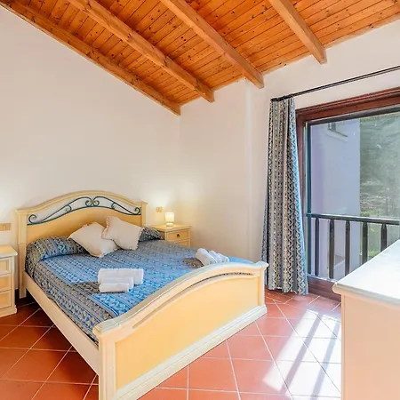 Hotel apartamentowy With Air Conditioning And Shared Pool, Just A Few Minutes From La Pelosa