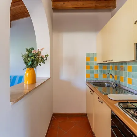 With Air Conditioning And Shared Pool, Just A Few Minutes From La Pelosa Hotel apartamentowy 3*