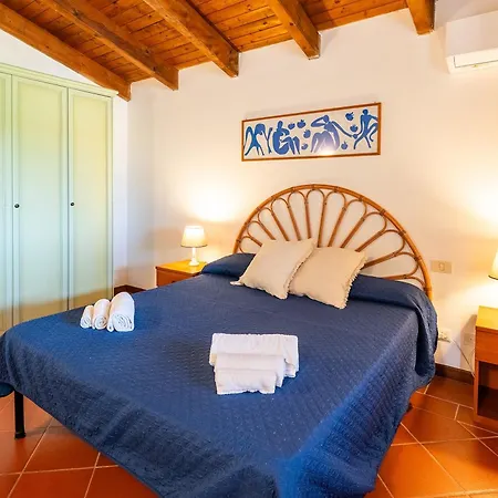 With Air Conditioning And Shared Pool, Just A Few Minutes From La Pelosa Hotel apartamentowy
