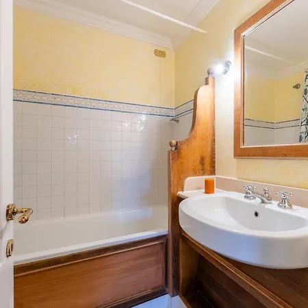With Air Conditioning And Shared Pool, Just A Few Minutes From La Pelosa Hotel apartamentowy