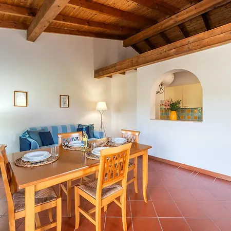 With Air Conditioning And Shared Pool, Just A Few Minutes From La Pelosa Hotel apartamentowy 3*