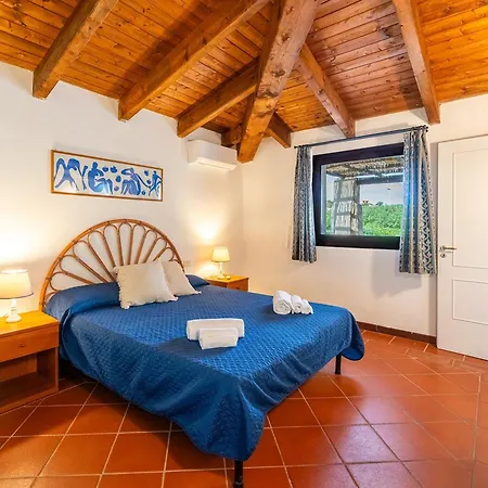 With Air Conditioning And Shared Pool, Just A Few Minutes From La Pelosa 3* Punta de su Torrione