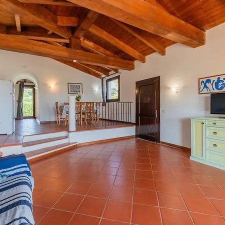 With Air Conditioning And Shared Pool, Just A Few Minutes From La Pelosa Hotel apartamentowy