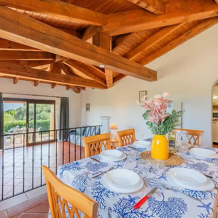 Hotel apartamentowy With Air Conditioning And Shared Pool, Just A Few Minutes From La Pelosa