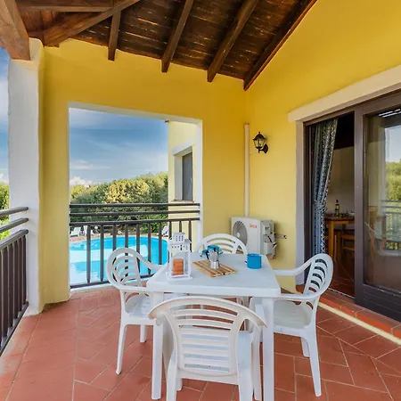 With Air Conditioning And Shared Pool, Just A Few Minutes From La Pelosa Hotel apartamentowy